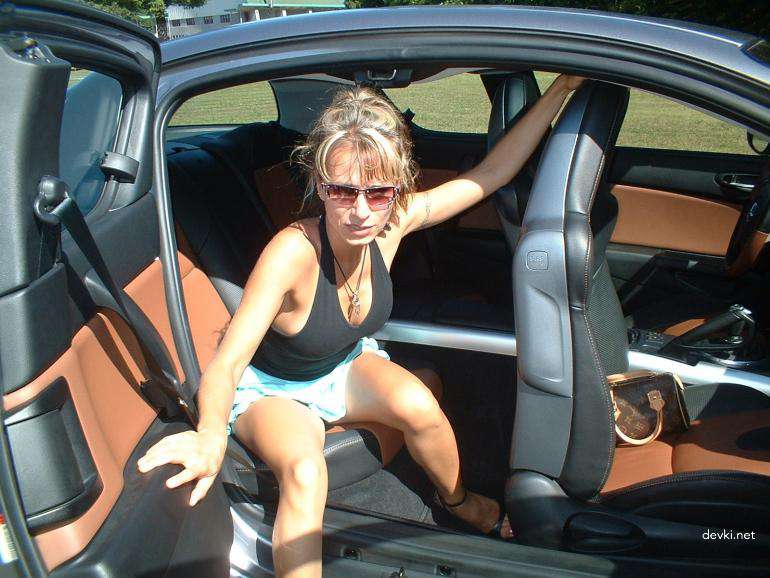 Amateur Wife Gives Hot Blowjob: Naked MILF Sucks Cock in Explicit Photo