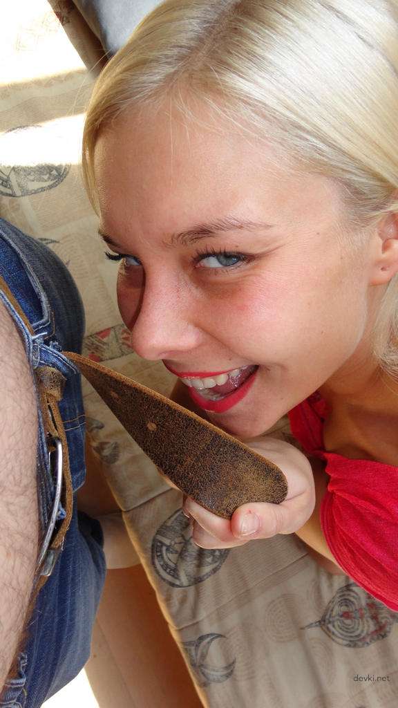 Skinny Blonde Amateur Porn: Explicit Home Photos of Hot Amateur Blonde in Hardcore Action
