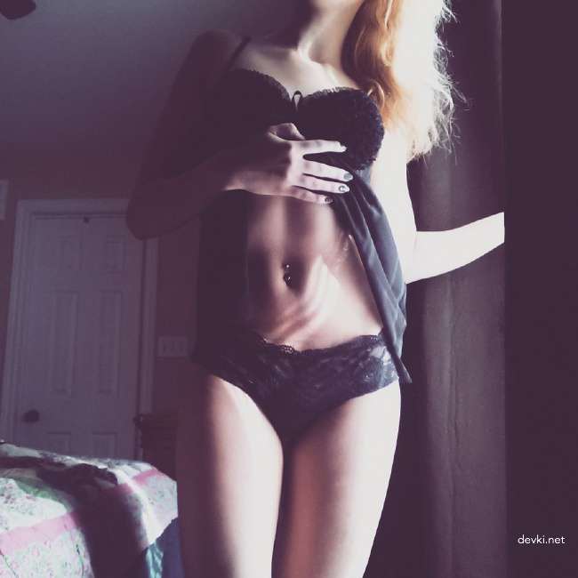 Amateur Solo Masturbation: Explicit Self-Fucking Photo Shoot