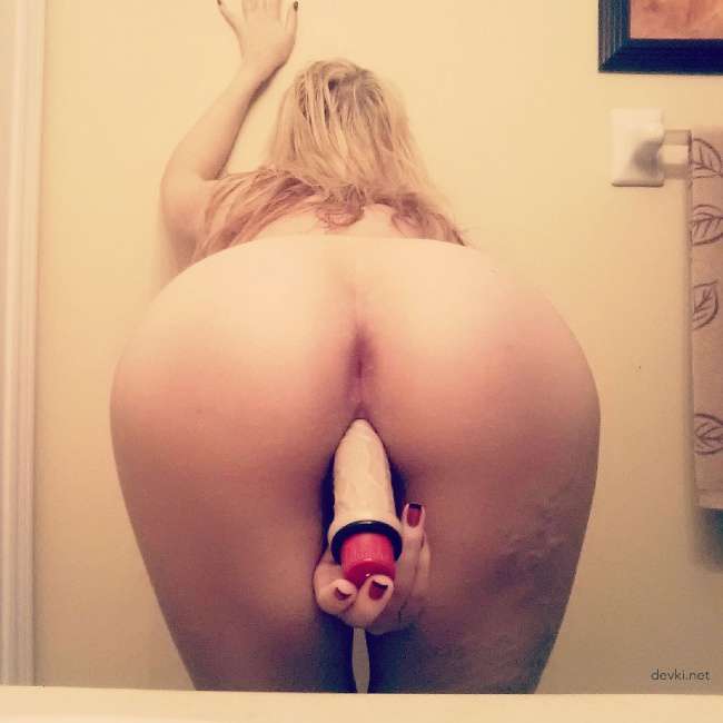 Amateur Solo Masturbation: Explicit Self-Fucking Photo Shoot
