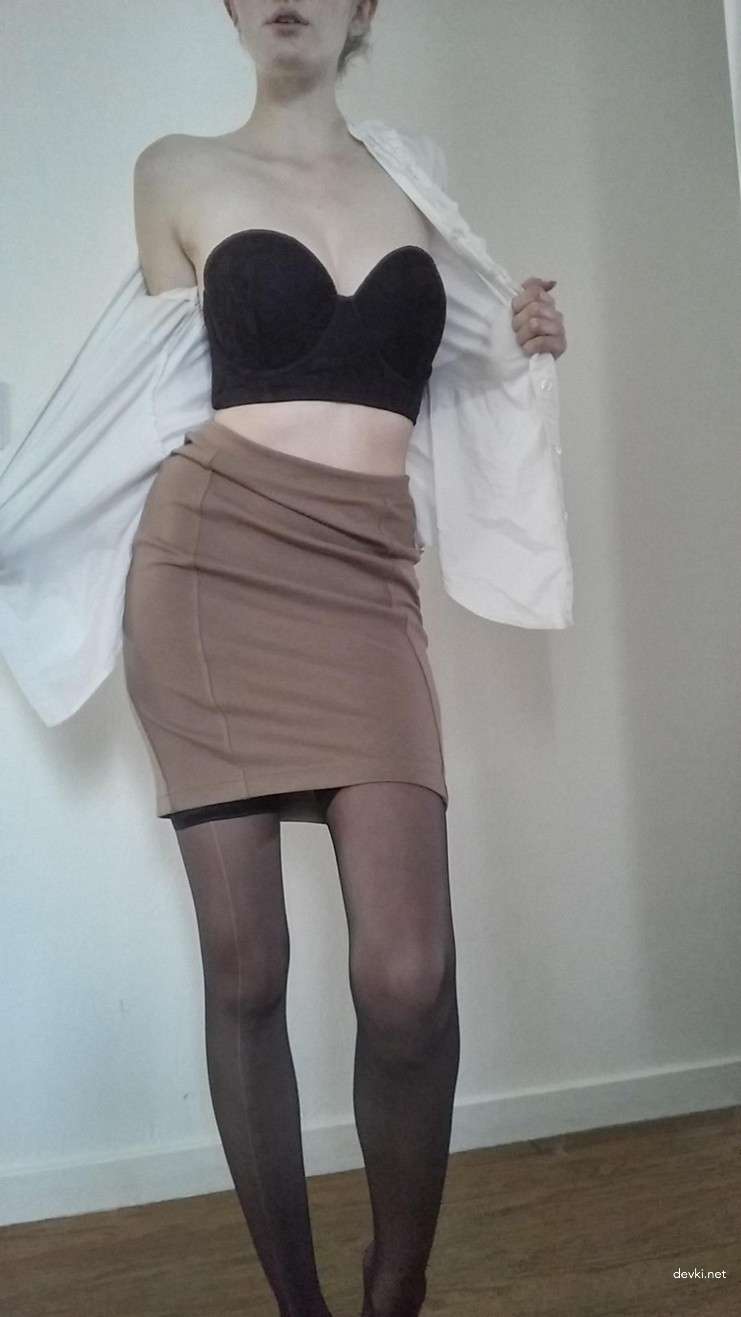 Seductive Amateur Babe Bares All: Explicit [18+] Nude Photo