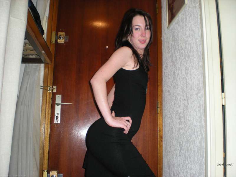 Big Booty Amateur Babe Gets Naked in Explicit Porn Photos
