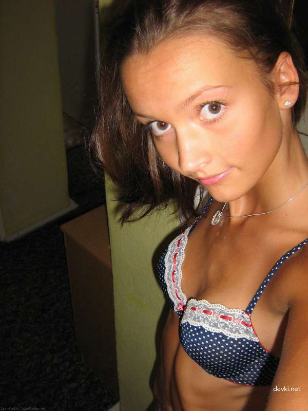 Explicit Skinny Girl Erotic Photo Shoot: Seductive Amateur Babe Poses