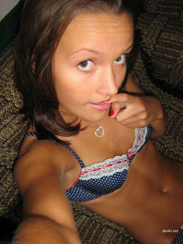 Explicit Skinny Girl Erotic Photo Shoot: Seductive Amateur Babe Poses