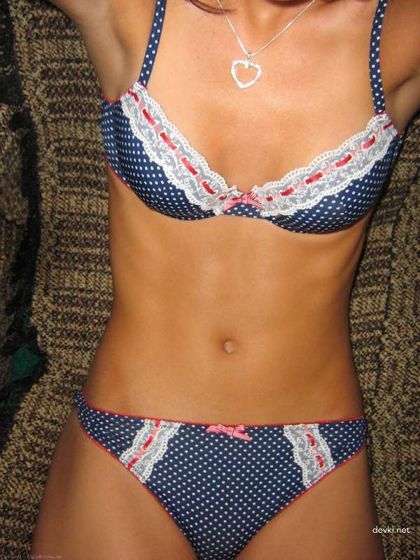 Explicit Skinny Girl Erotic Photo Shoot: Seductive Amateur Babe Poses
