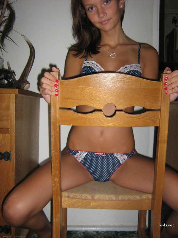 Explicit Skinny Girl Erotic Photo Shoot: Seductive Amateur Babe Poses