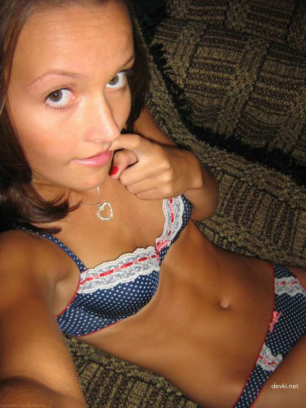 Explicit Skinny Girl Erotic Photo Shoot: Seductive Amateur Babe Poses