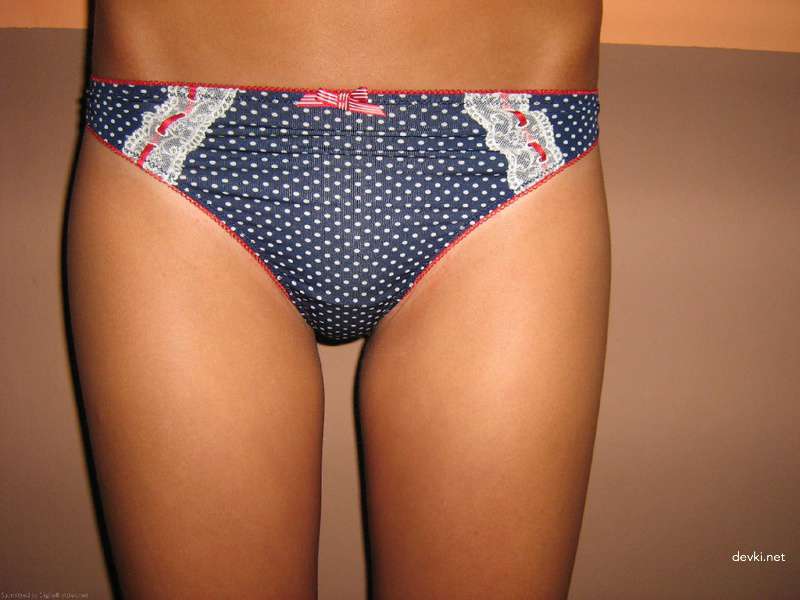 Explicit Skinny Girl Erotic Photo Shoot: Seductive Amateur Babe Poses