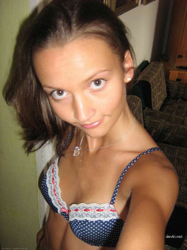 Explicit Skinny Girl Erotic Photo Shoot: Seductive Amateur Babe Poses