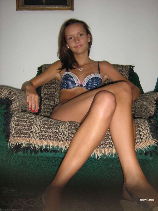 Explicit Skinny Girl Erotic Photo Shoot: Seductive Amateur Babe Poses