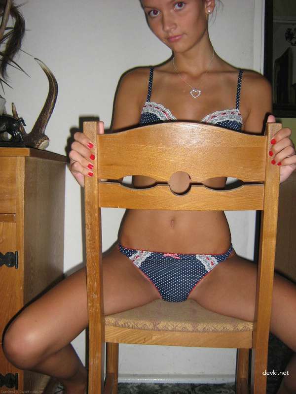 Explicit Skinny Girl Erotic Photo Shoot: Seductive Amateur Babe Poses