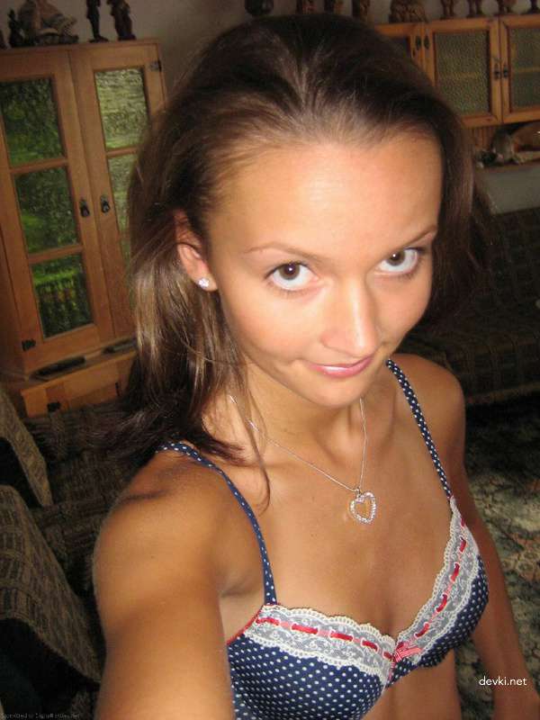 Explicit Skinny Girl Erotic Photo Shoot: Seductive Amateur Babe Poses