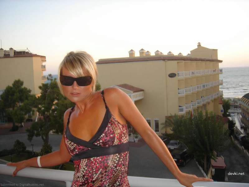 Explicit Amateur Girl Nudes: Sensual Erotic Photos for Adults