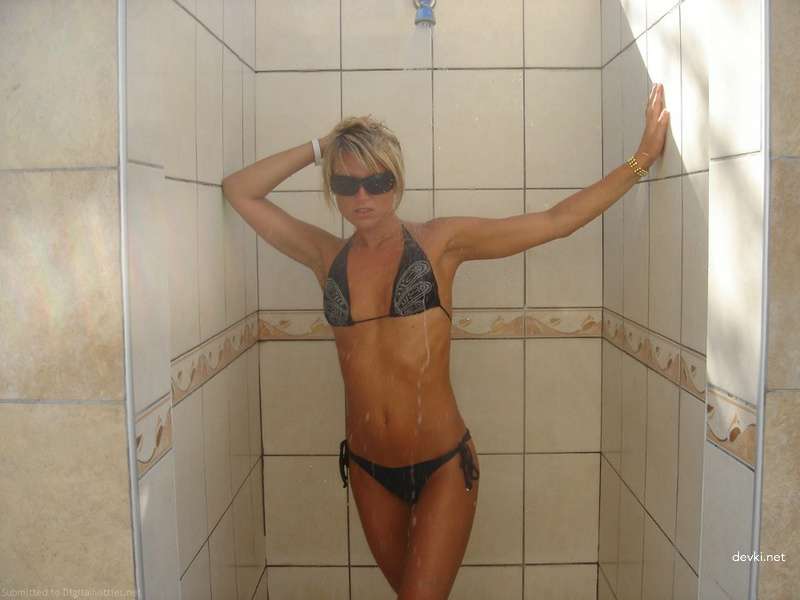 Explicit Amateur Girl Nudes: Sensual Erotic Photos for Adults