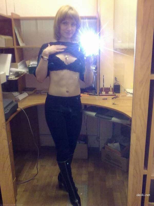 Explicit Amateur Naked Mirror Selfie: Raw Nude Photo