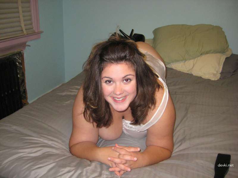 Amateur Curvy Babe Deepthroats Cock in XXX Blowjob Scene