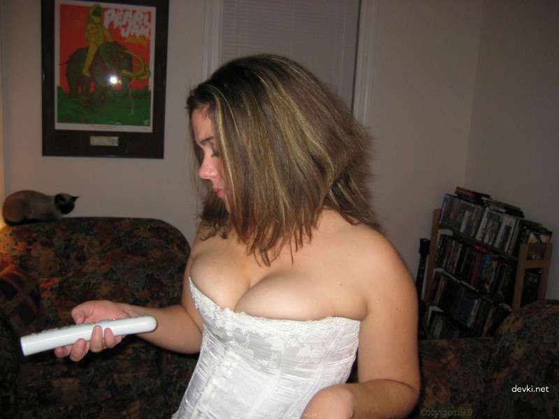 Amateur Curvy Babe Deepthroats Cock in XXX Blowjob Scene