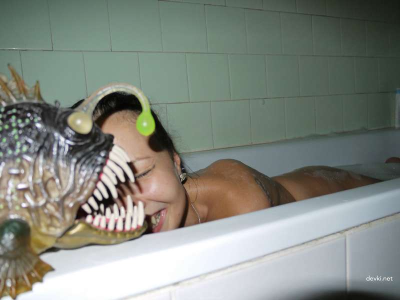Amateur Girl Nude Bathing: Explicit Photo Shoot Uncensored