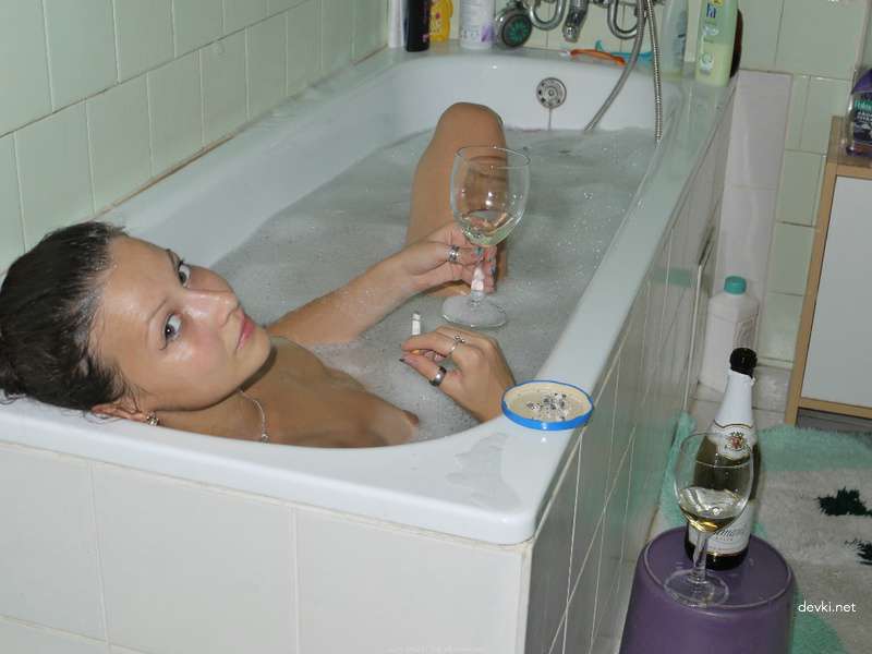 Amateur Girl Nude Bathing: Explicit Photo Shoot Uncensored