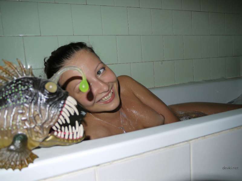 Amateur Girl Nude Bathing: Explicit Photo Shoot Uncensored