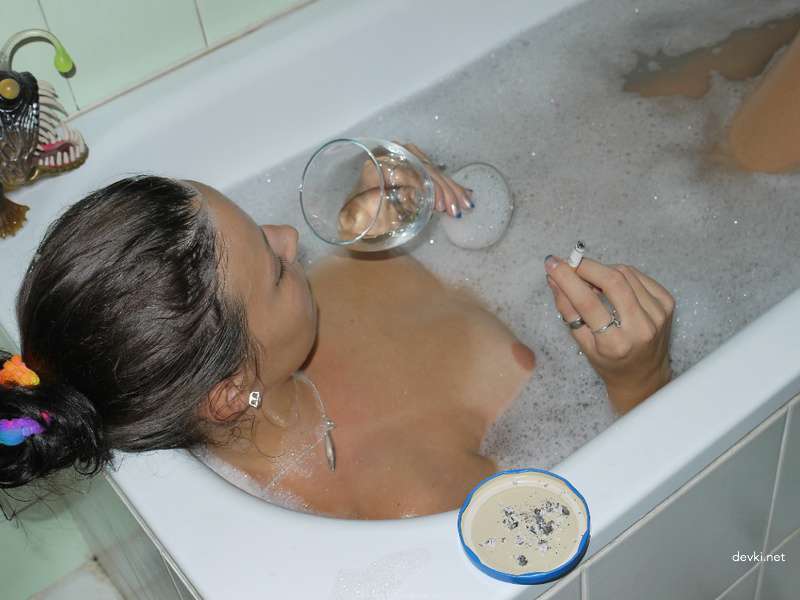 Amateur Girl Nude Bathing: Explicit Photo Shoot Uncensored