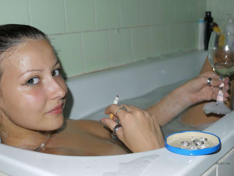 Amateur Girl Nude Bathing: Explicit Photo Shoot Uncensored