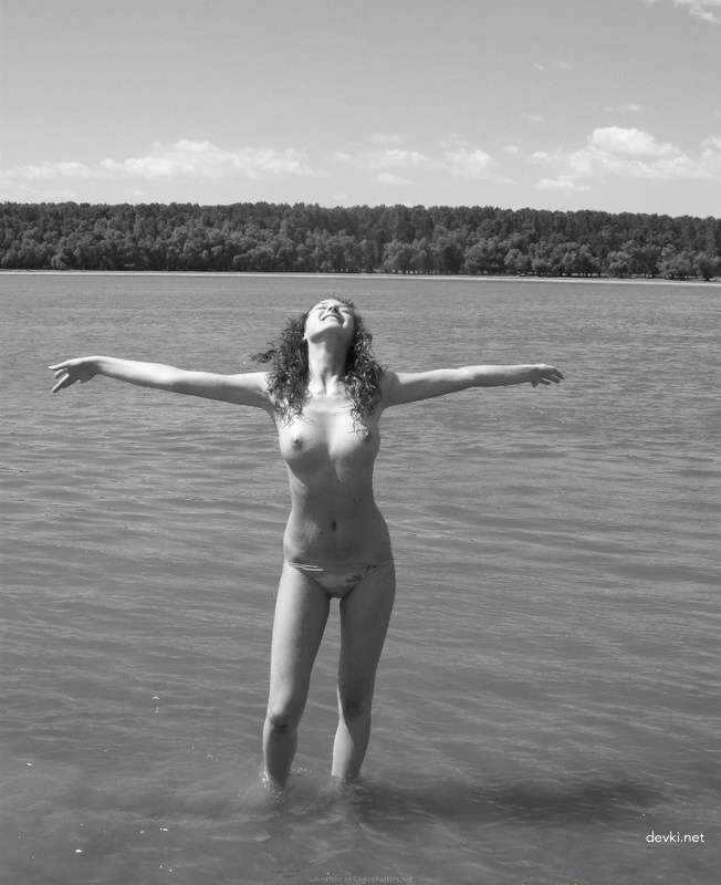 Topless Beach Babe: Explicit Amateur Sea Bathing Photo