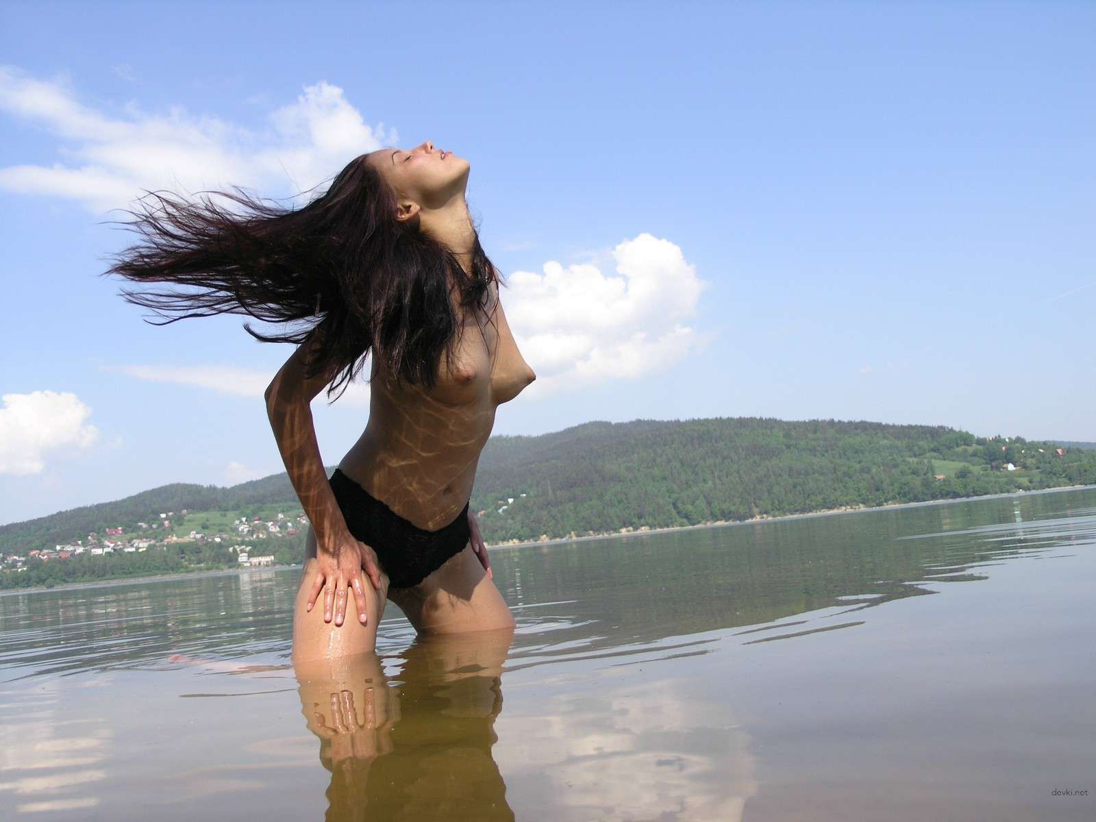 XXX Amateur Babe Goes Pantyless: Explicit Photo Shoot Uncovered