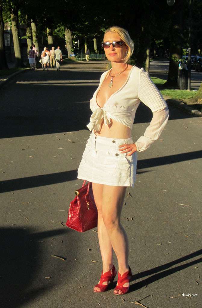 Amateur Slut Exposes Big Tits and Tight Ass in Explicit Photos