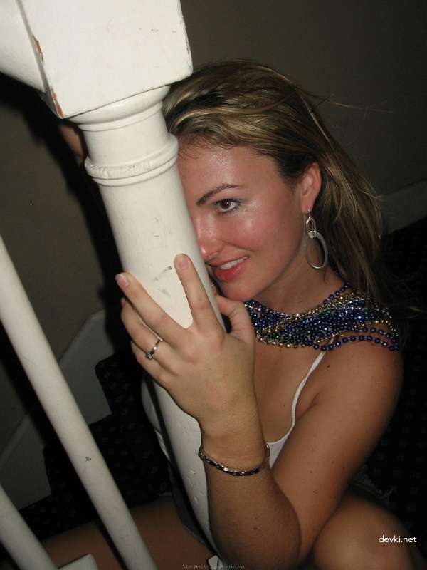 Blonde Bombshell Gets Ass Pounded in Amateur Anal Sex Shoot