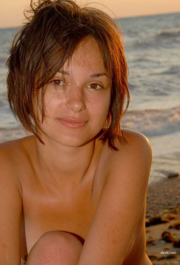 Seductive Nude Beach Beauty: Amateur Babe Poses Naked by the Sea