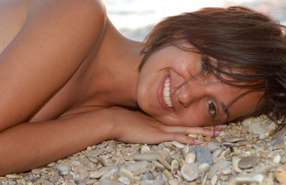 Seductive Nude Beach Beauty: Amateur Babe Poses Naked by the Sea