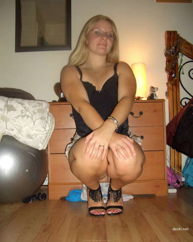 Hot Blonde Glasses Nude: Explicit Amateur Naked Photo