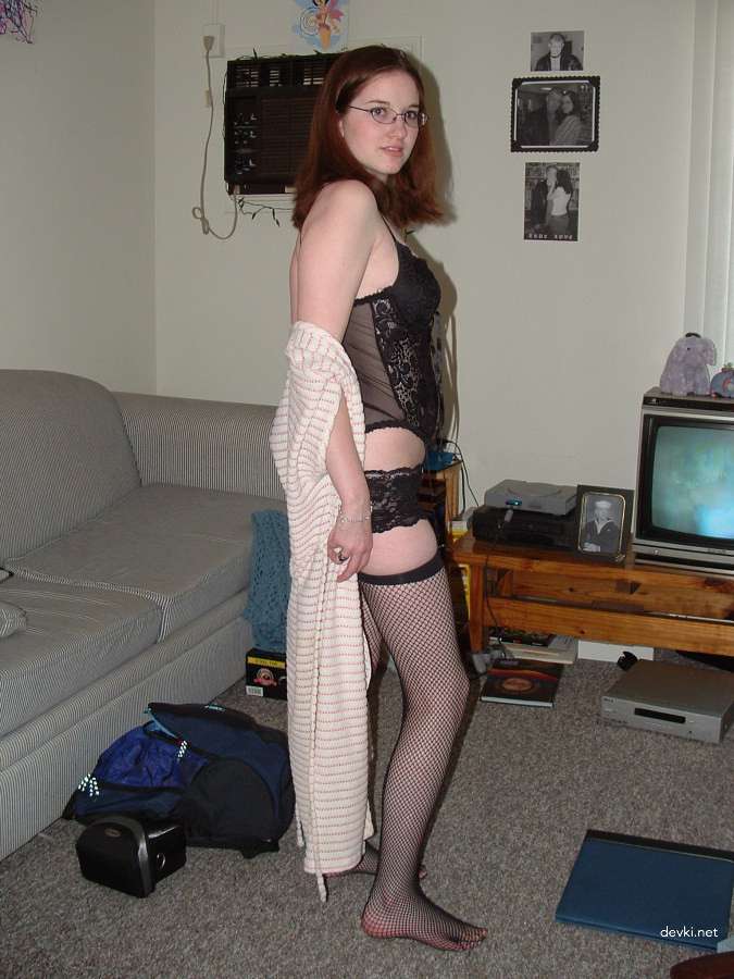 Amateur College Student Masturbates and Poses Naked in Explicit Porn Pics