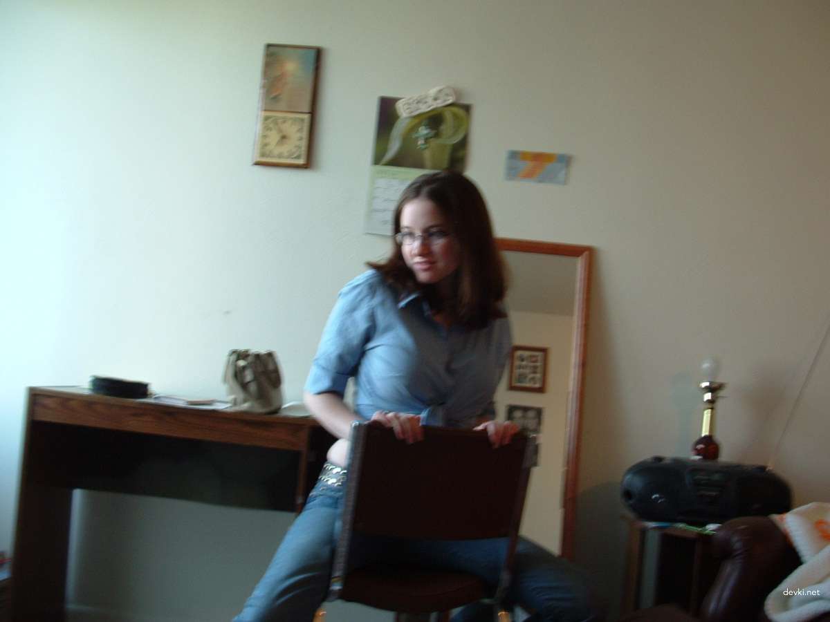 Amateur College Student Masturbates and Poses Naked in Explicit Porn Pics