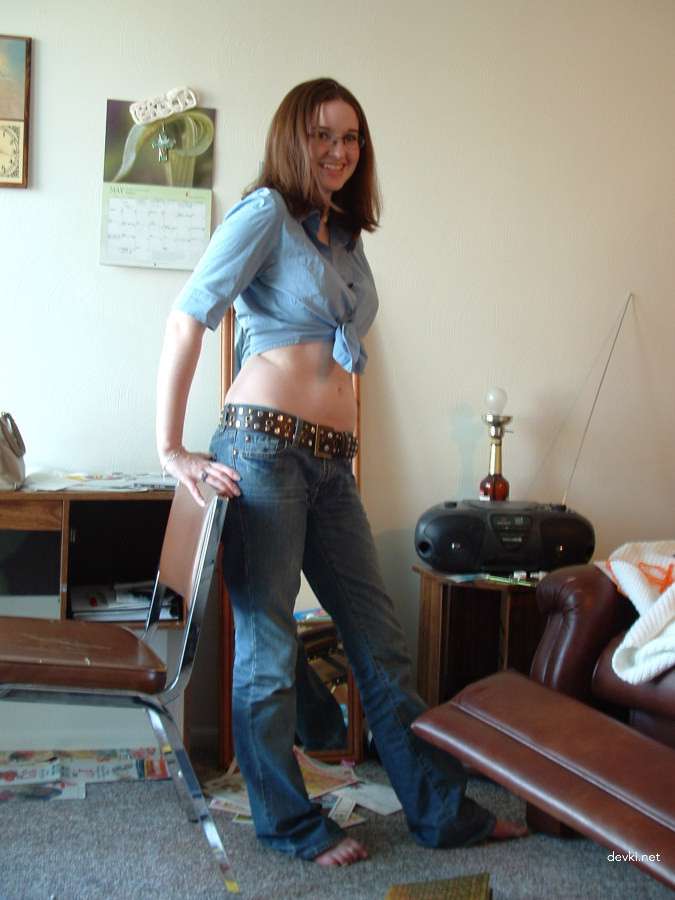 Amateur College Student Masturbates and Poses Naked in Explicit Porn Pics