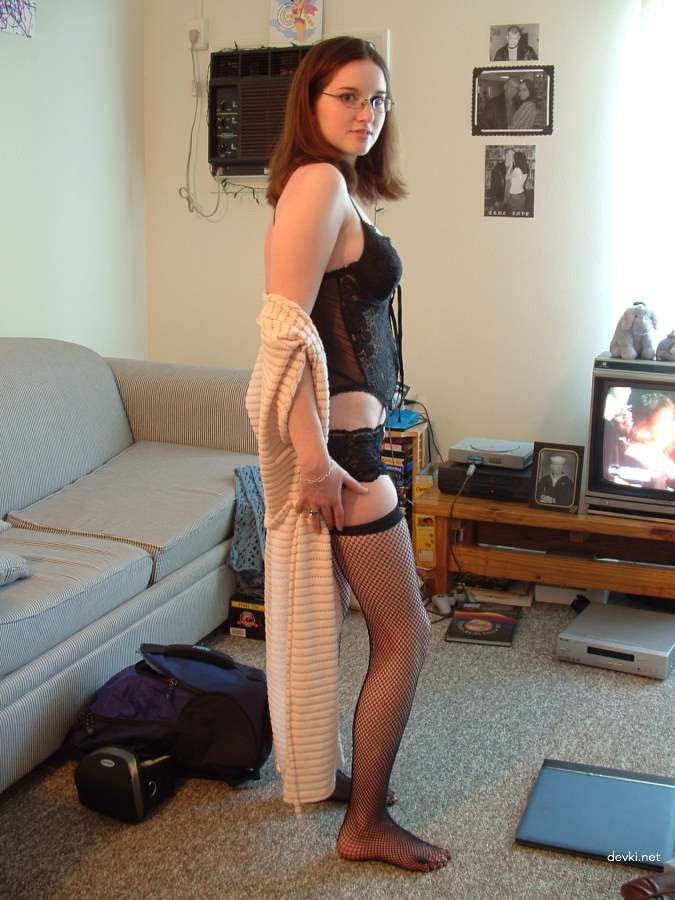 Amateur College Student Masturbates and Poses Naked in Explicit Porn Pics