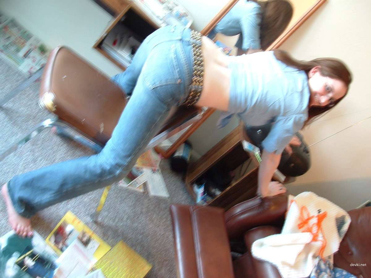 Amateur College Student Masturbates and Poses Naked in Explicit Porn Pics