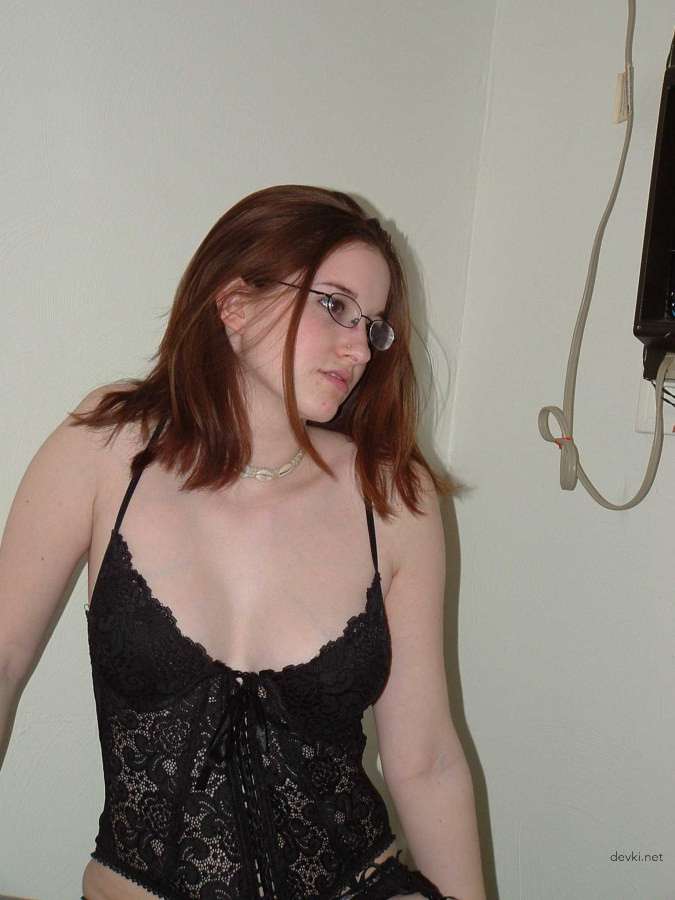 Amateur College Student Masturbates and Poses Naked in Explicit Porn Pics