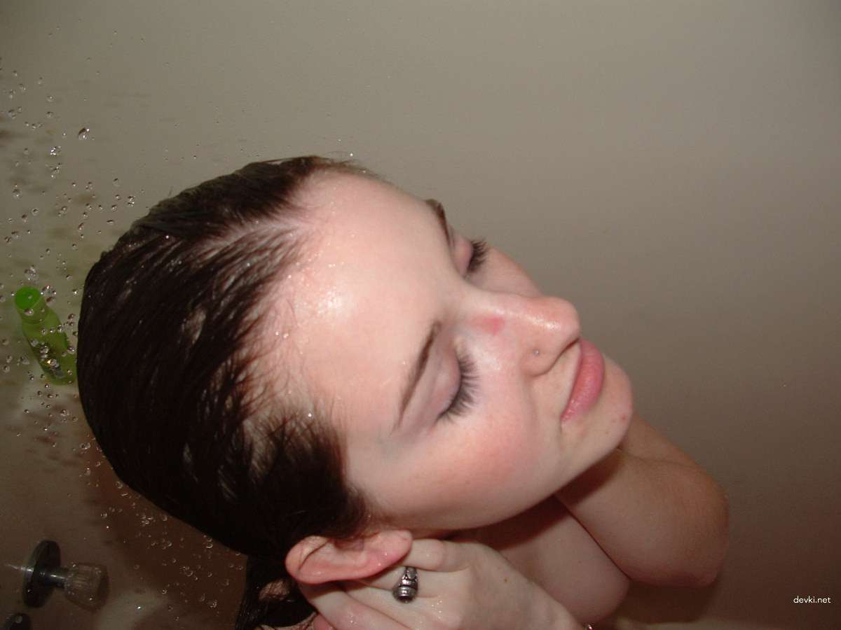 Amateur College Student Masturbates and Poses Naked in Explicit Porn Pics