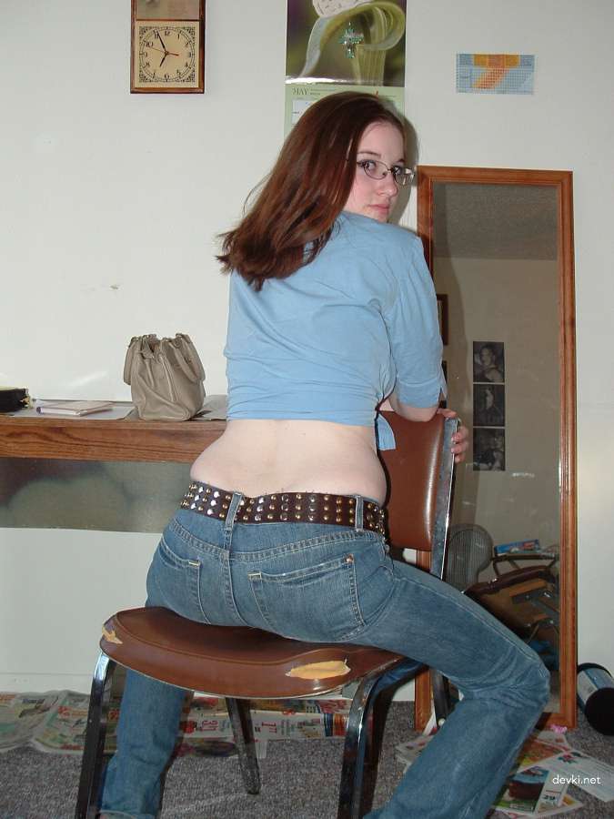 Amateur College Student Masturbates and Poses Naked in Explicit Porn Pics