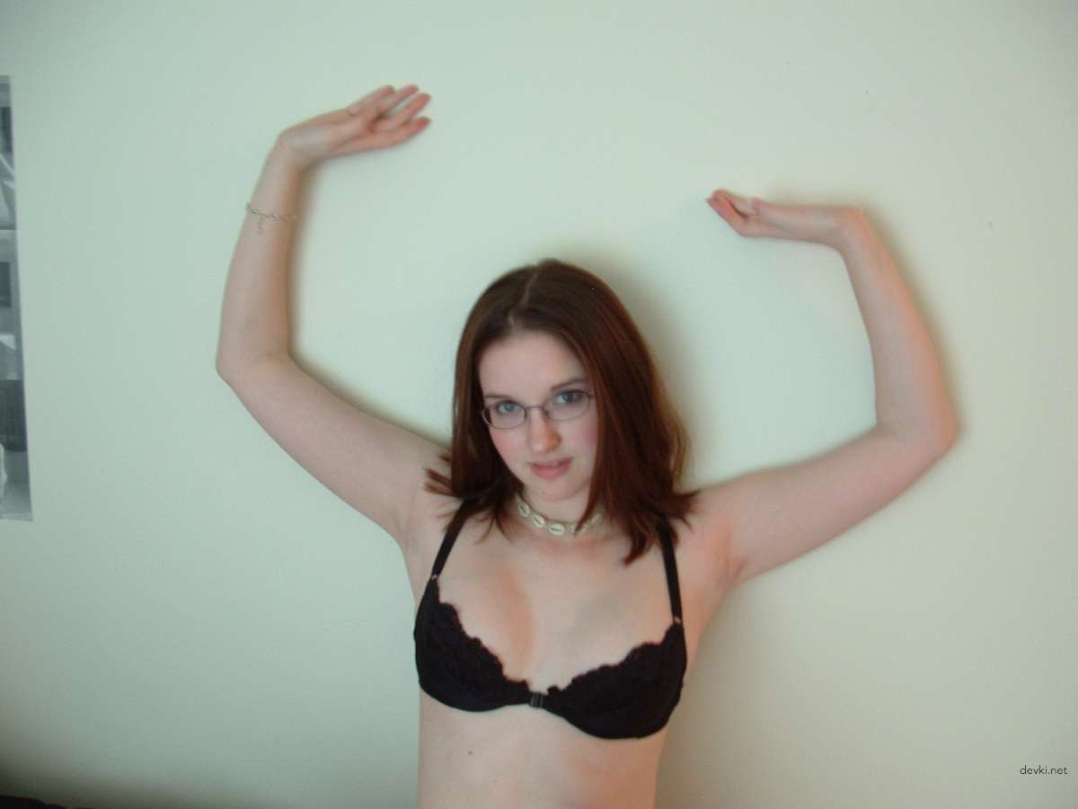 Amateur College Student Masturbates and Poses Naked in Explicit Porn Pics