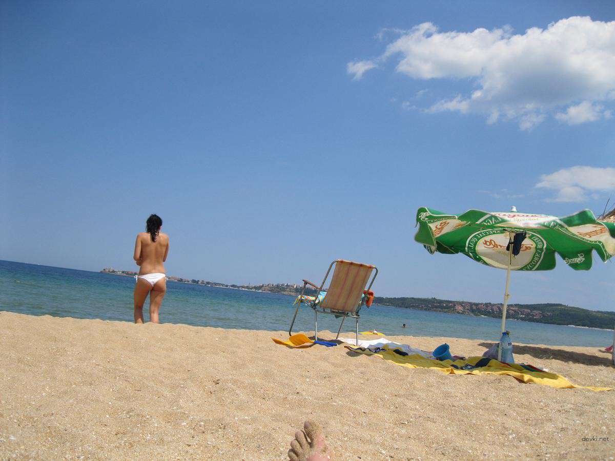 Explicit Nude Beach Amateur Girl: Hot and Uncensored Photo