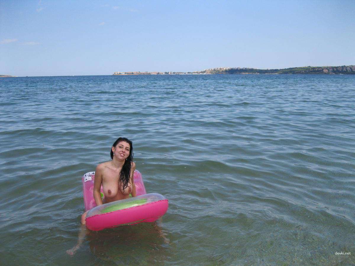 Explicit Nude Beach Amateur Girl: Hot and Uncensored Photo