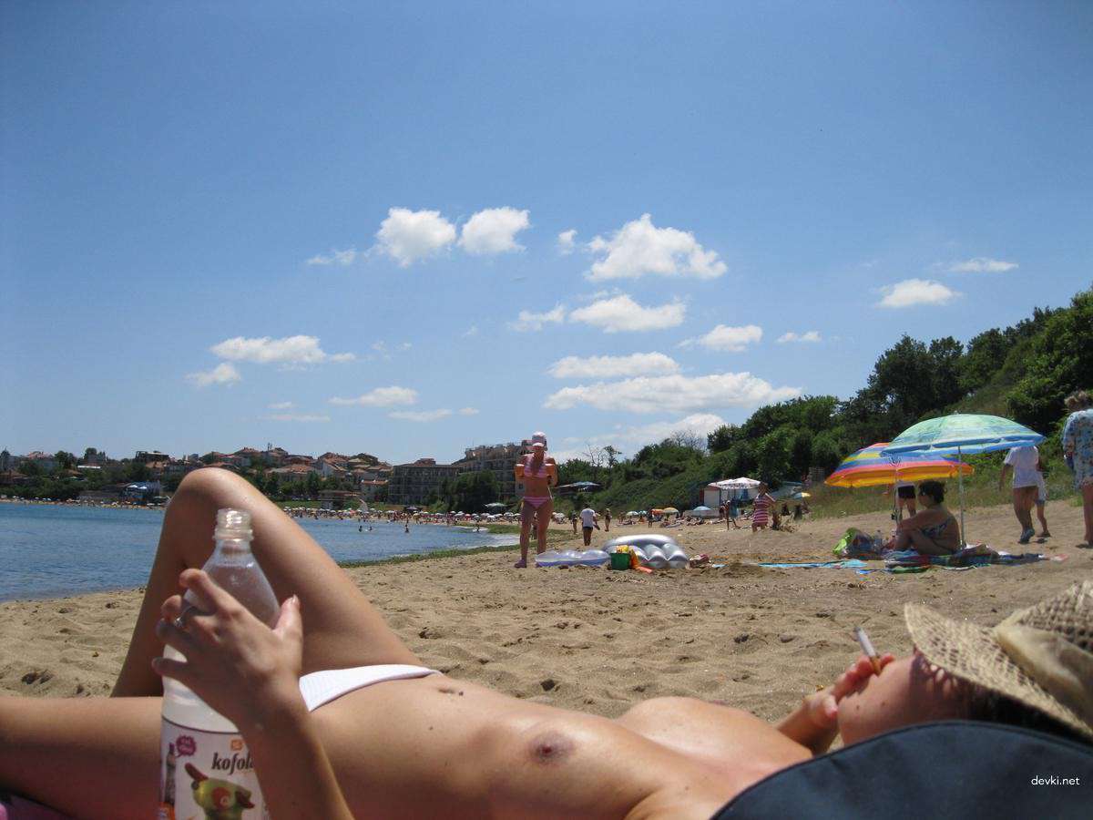 Explicit Nude Beach Amateur Girl: Hot and Uncensored Photo