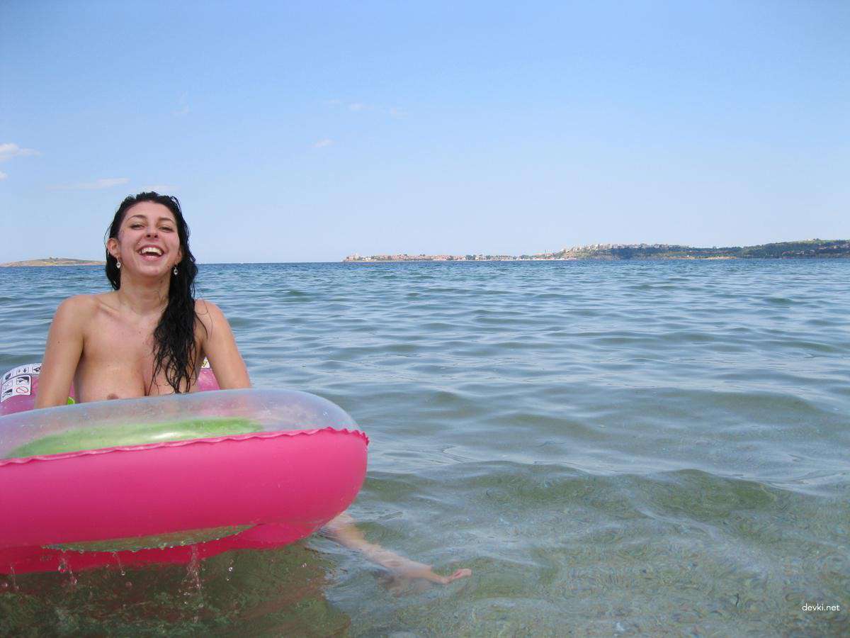 Explicit Nude Beach Amateur Girl: Hot and Uncensored Photo