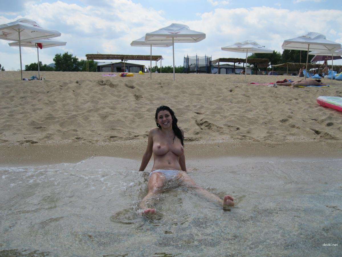 Explicit Nude Beach Amateur Girl: Hot and Uncensored Photo