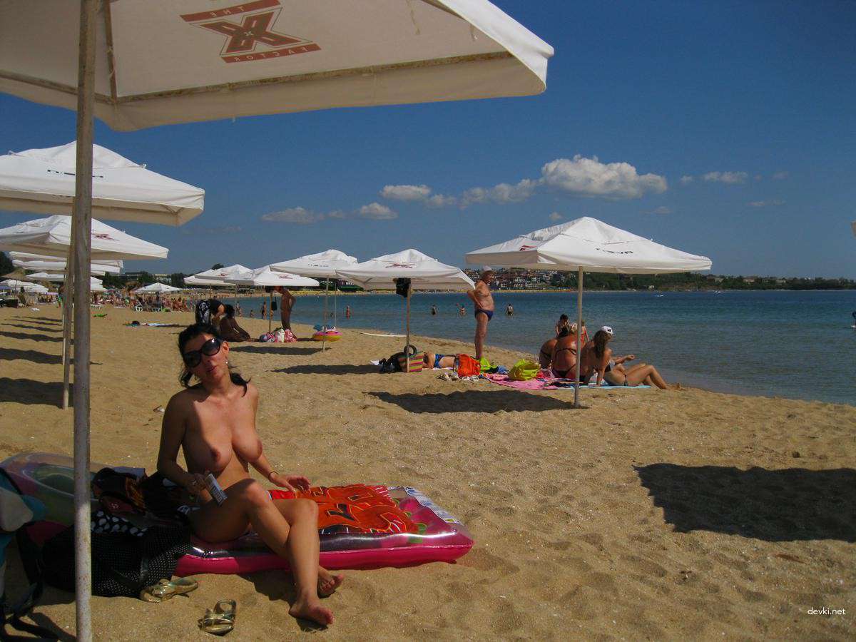 Explicit Nude Beach Amateur Girl: Hot and Uncensored Photo