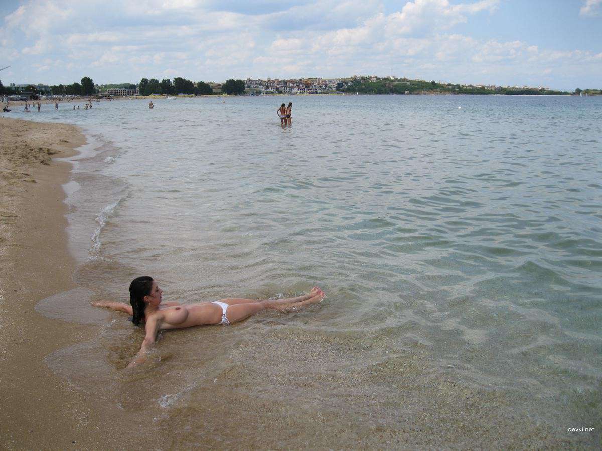 Explicit Nude Beach Amateur Girl: Hot and Uncensored Photo