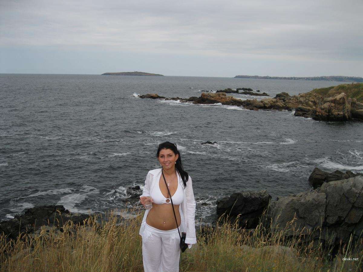 Explicit Nude Beach Amateur Girl: Hot and Uncensored Photo